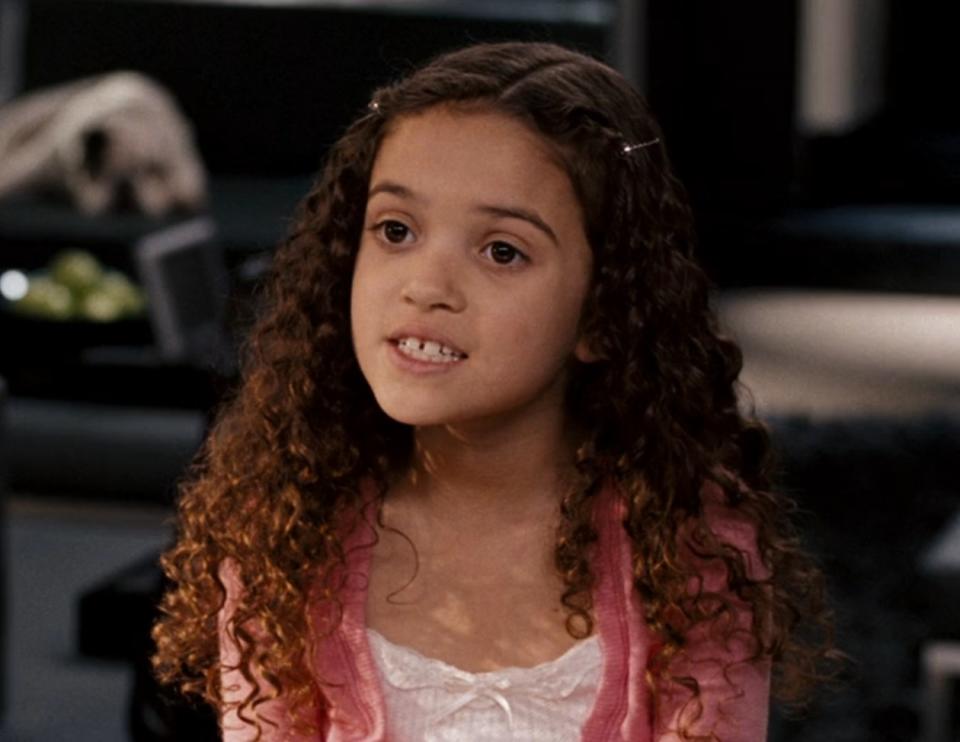 Madison Pettis as Peyton talks to Stella in "The Game Plan"