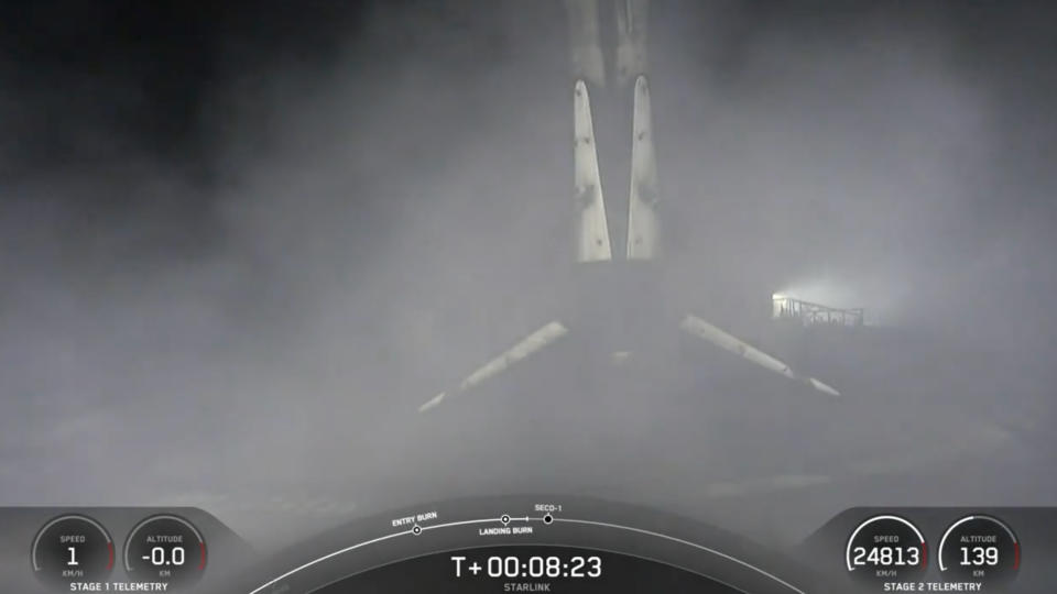 Eine schwarz-weiße erste Stufe der SpaceX Falcon 9-Rakete ruht auf dem Deck eines Schiffes auf See.