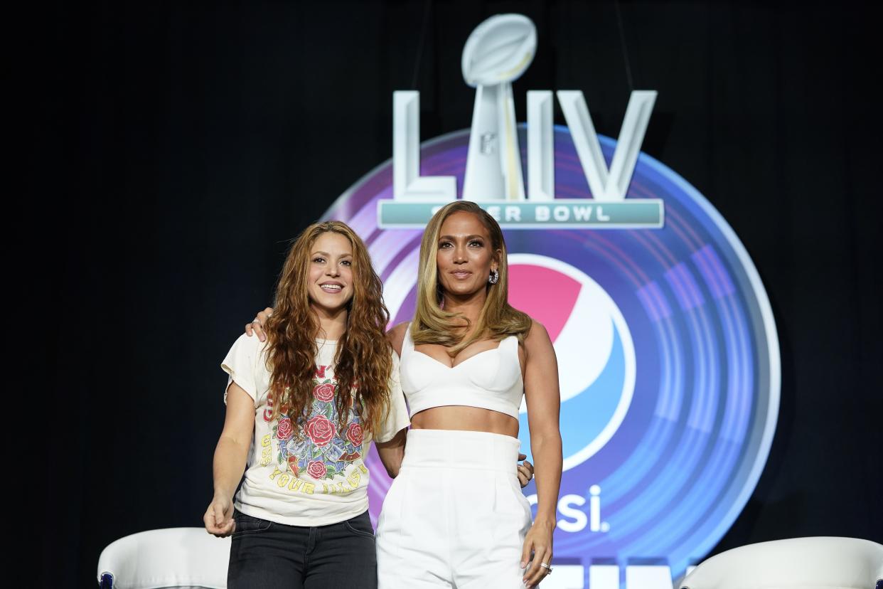 Jennifer Lopez y Shakira posan para una foto después de una conferencia de prensa 30 de enero de 2020 en Miami. (Foto AP / David J. Phillip)