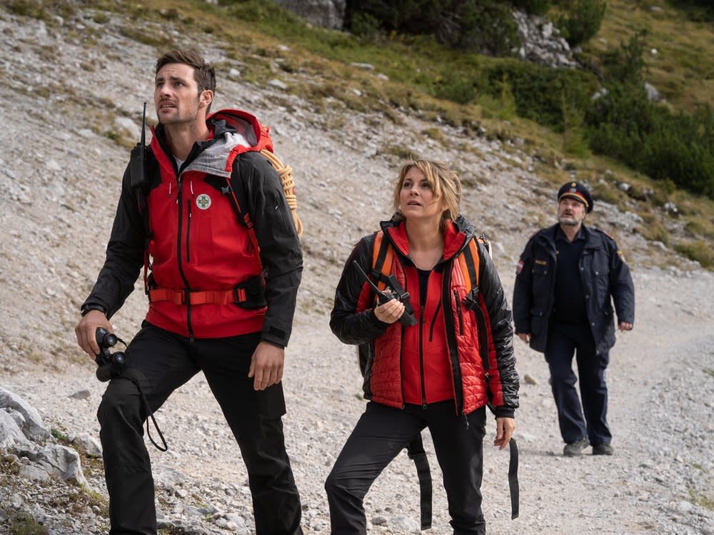 "Die Bergretter: Vierzehn Stufen": Katharina (Luise Bähr, M.), Simon (Ferdinand Seebacher, l.) und Polizist Gert (Martin Leutgeb, r.) haben Jessi und ihre Entführerin entdeckt. (Bild: ZDF/Stephanie Kulbach)