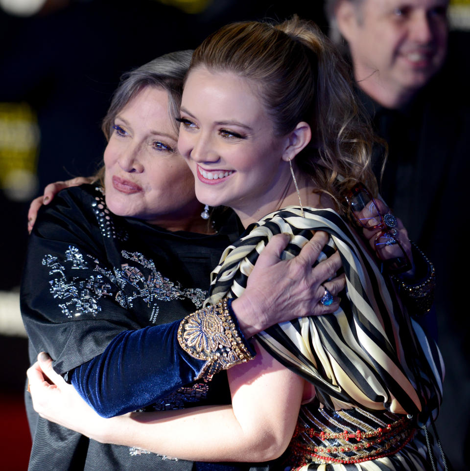 HOLLYWOOD, CA - 14 DE DICIEMBRE: La actriz Carrie Fisher y su hija/actriz Billie Lourd llegan para el estreno de Walt Disney Pictures y Lucasfilm's 'Star Wars: The Force Awakens' celebrada el 14 de diciembre de 2015 en Hollywood, California. (Foto de Albert L. Ortega/Getty Images)