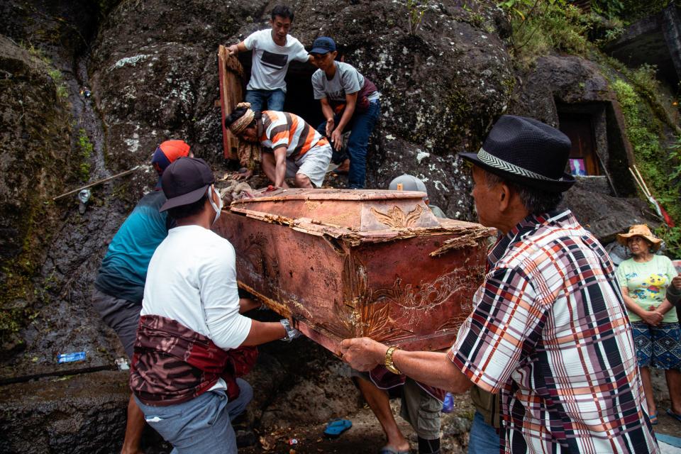 <p>Los ataúdes que contienen los cuerpos se sacan de una cueva funeraria excavada en la montaña. Algunos cadáveres permanecen relativamente intactos debido a que fueron momificados antes de meterlos en el ataúd, pero otros se han deteriorado hasta convertirse en restos de esqueletos. (Foto: Andri Saputra / AFP / Getty Images).</p> 