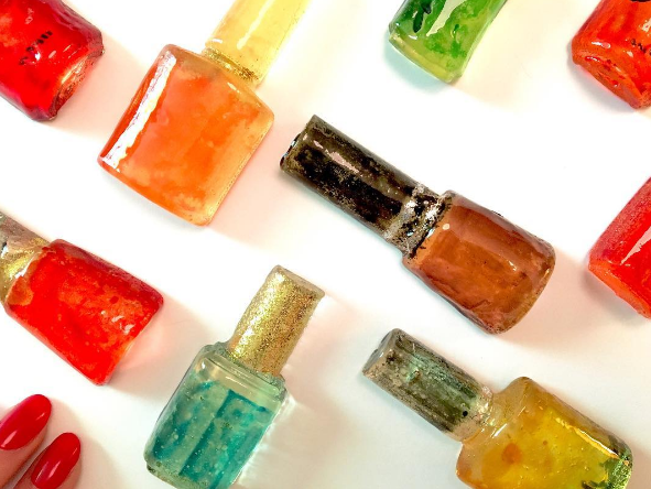 Cosméticos de azúcar. Creación de la diseñadora israelí Maayan Zilberman, se trata de caramelos en más de 30 sabores en formas de lipstick o pinturas para uñas. Fueron presentados durante la Semana de la Moda de Nueva York, como parte de marca Sweet Saba. Cada dulce puede llegar a costar hasta 75 dólares. Foto: Instagram.com/sweetsabacandy