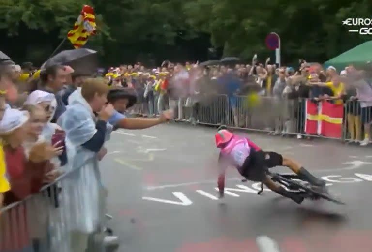 El suizo Stefan Bissegger se cayó dos veces sobre el asfalto de Copenhague, en la contrarreloj inaugural del Tour de France 2022