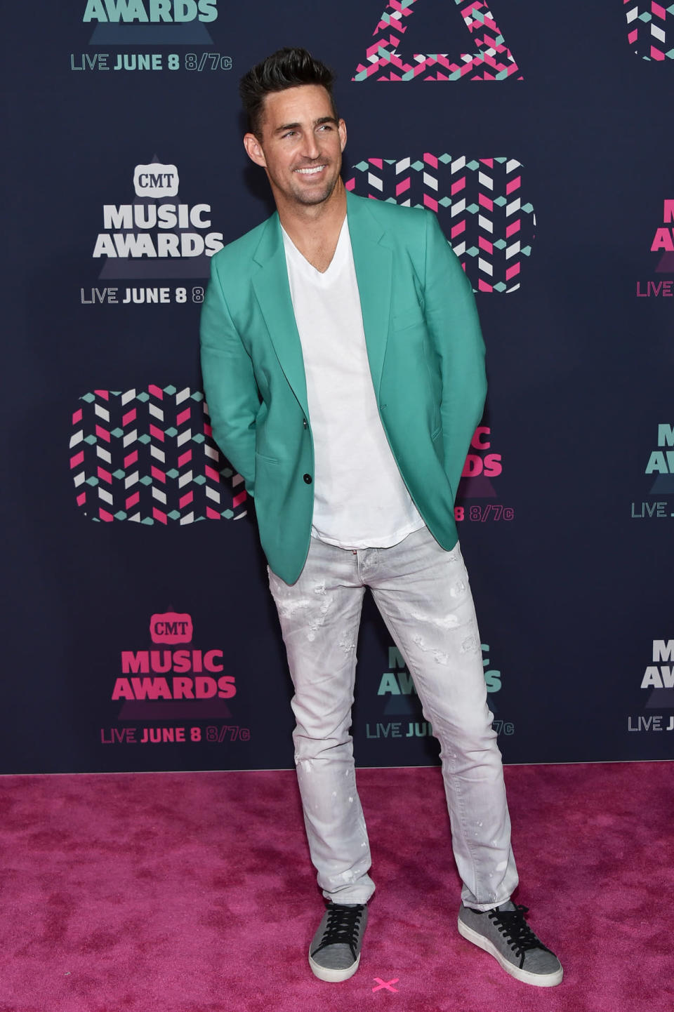 Jake Owen looking fresh in a mint green blazer 