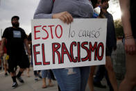 Una persona sujeta un cartel en el que se culpa al racismo de la masacre en El Paso. <br><br>Foto: REUTERS/Jose Luis Gonzalez