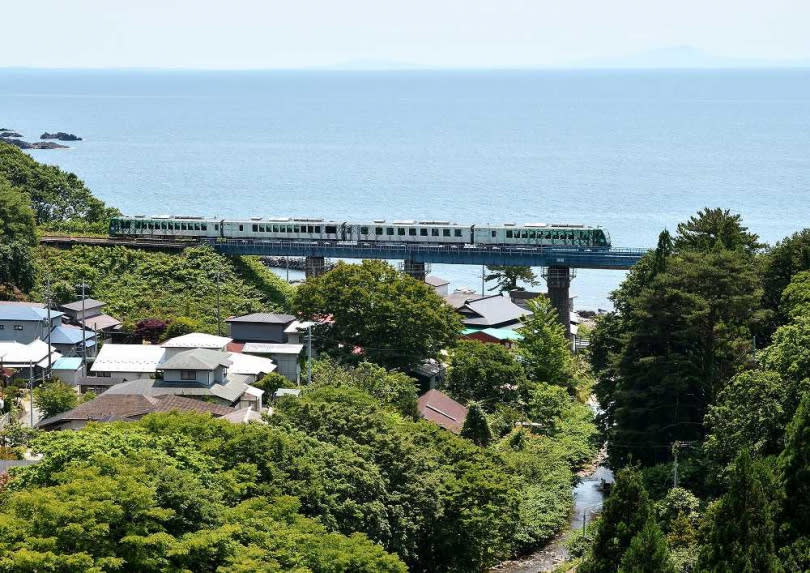 「Resort白神號」經由奧羽本線五能線行駛於秋田站、弘前站和青森站間。（圖／秋田白神觀光提供）