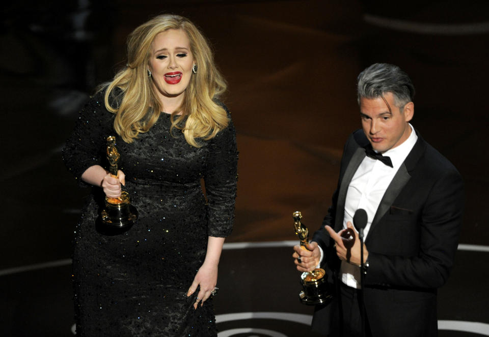 Adele, con il musicista e produttore Paul Epworth, premiata per il brano "Skyfall" agli Oscar 2013. (Photo by Chris Pizzello/Invision/AP)