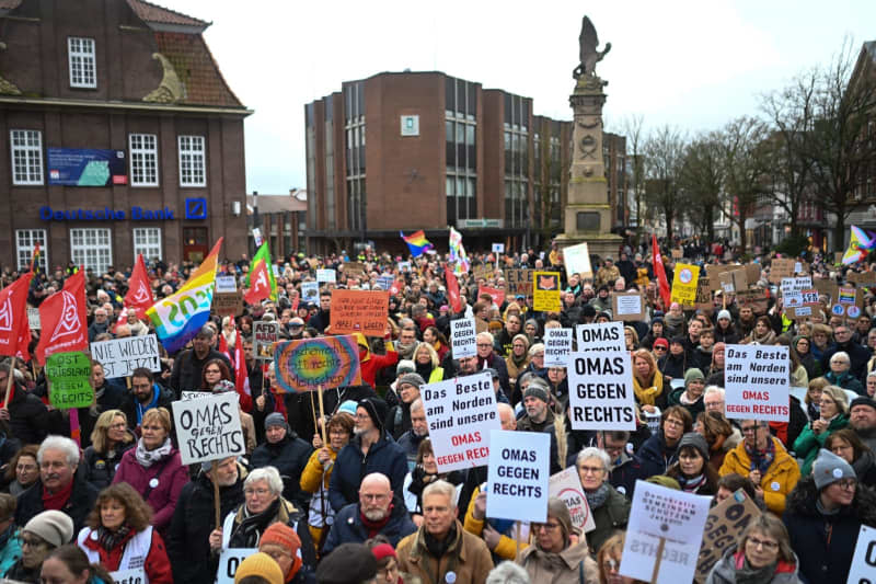 People take part in a demonstration called by the "Leer Alliance Against the Right" on Denkmalsplatz against right-wing extremist activities. Lars Penning/dpa