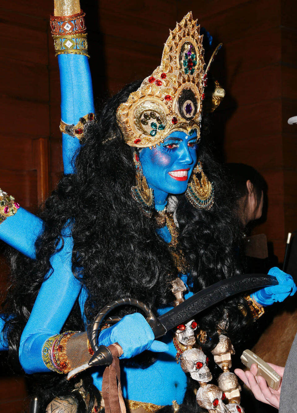Ganz schön bunt und fantasievoll geht es auf Heidis legendären Halloween-Partys übrigens schon immer zu: 2008 hatte sie sich als leuchtend blaue indische Göttin Shiva verkleidet, und … (Bild: WENN)