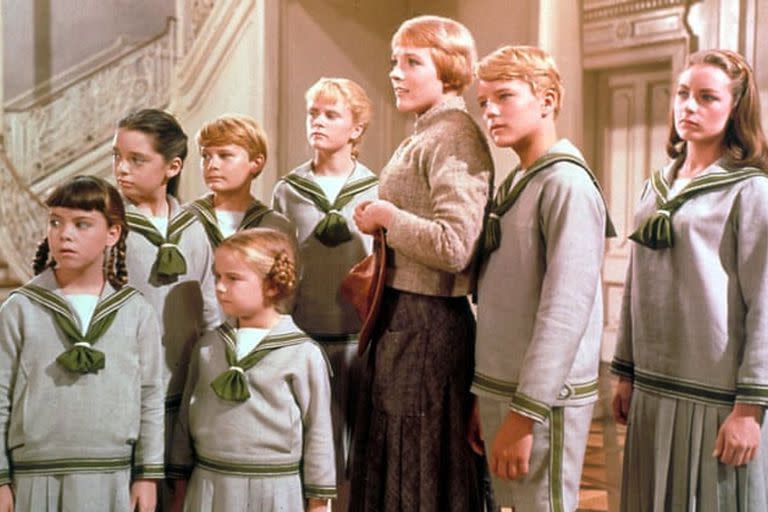 Julie Andrews, rodeada de los pequeños Von Trapp en La novicia rebelde (The Sound of Music, 1965)