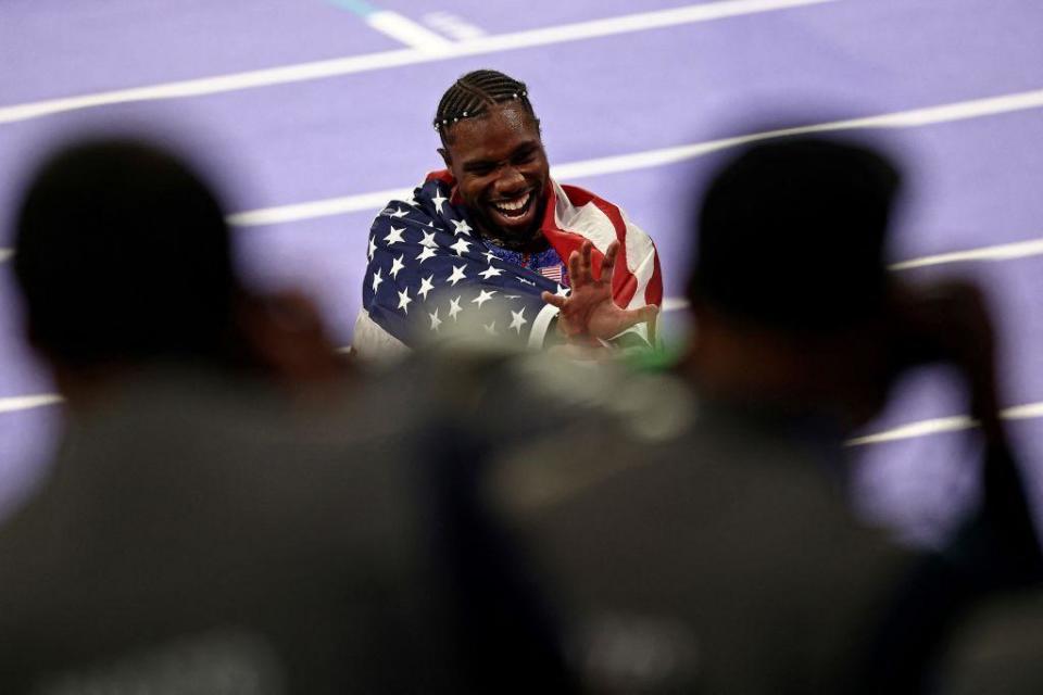 Noah Lyles celebra la medalla.