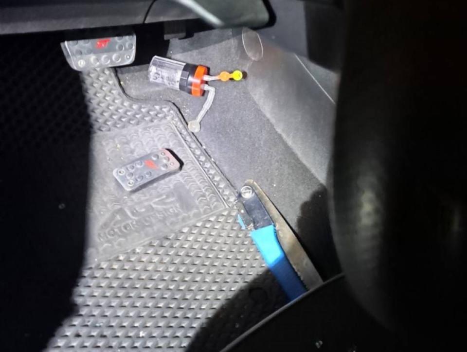 警方在嫌犯車上起出毒品吸食器以及折疊鋸子。（圖：左營分局提供）