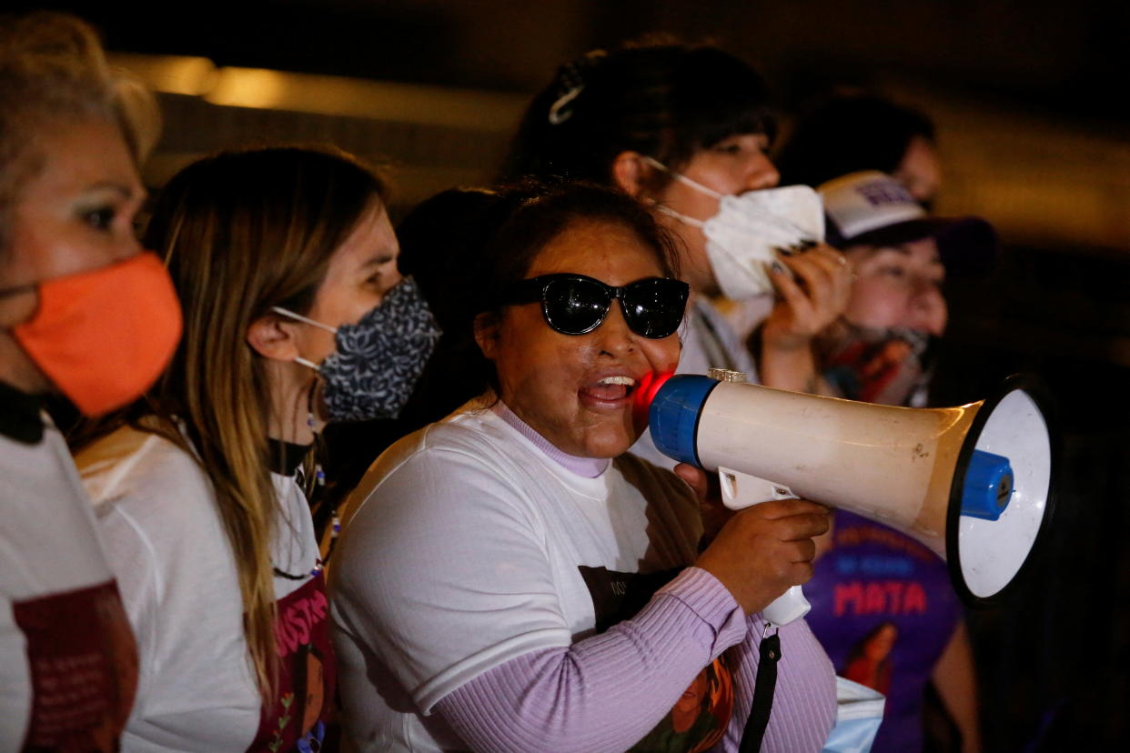 Carmen Sánchez, en el centor de la imagen en una protesta para exigir justicia en su caso. REUTERS/Gustavo Graf