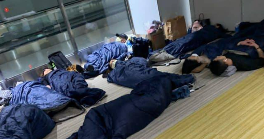 星宇航空班機延誤，影響302名旅客只能睡機場。（圖／翻攝自王浩宇臉書）