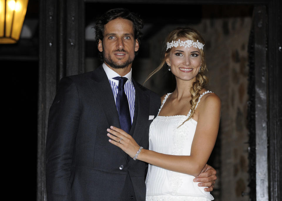 <p>Tras más de dos años de relación, la pareja se daba el ‘sí, quiero’ el 17 de julio de 2015 en Toledo. Para la celebración de la boda, la modelo eligió este look con el pelo recogido con una trenza y una guirnalda de flores blancas. (Foto: Gtres). </p>