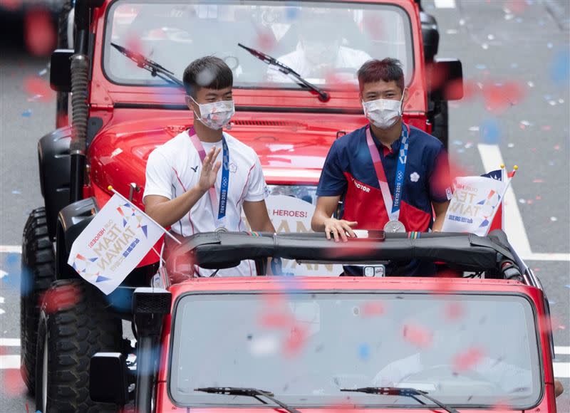 東奧、帕運奪牌選手郭婞淳、李智凱、湯智鈞等人，搭乘吉普車登場。（圖／文化總會提供）