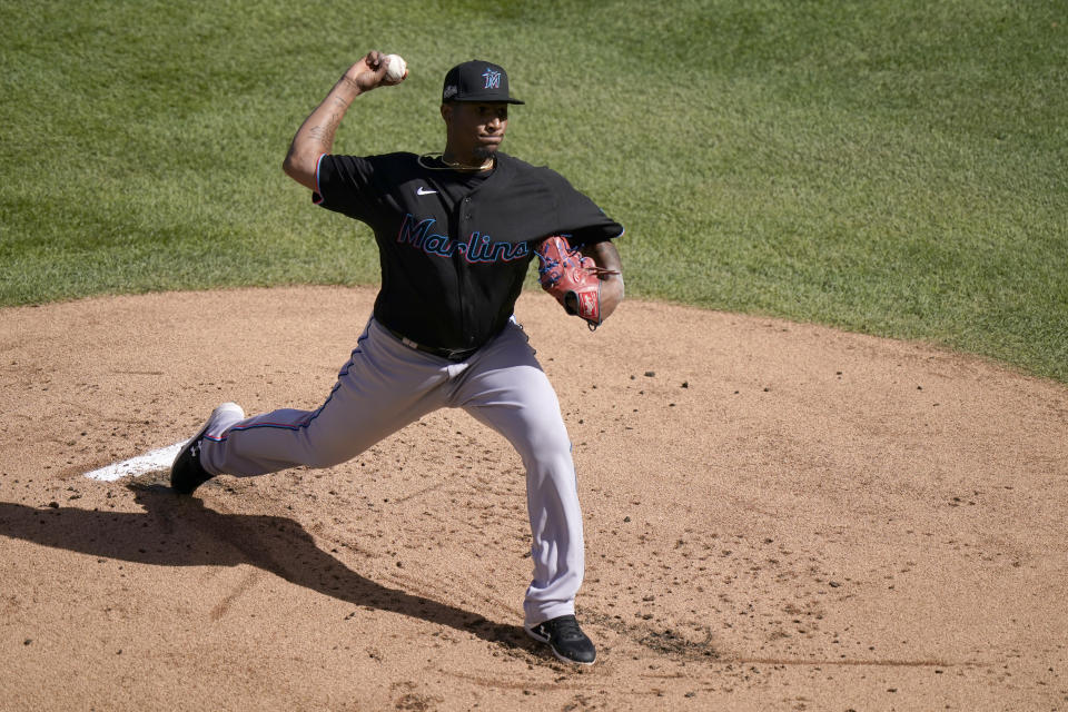 El dominicano Sixto Sánchez, de los Marlins de Miami, lanza en el segundo juego de la serie de comodín ante los Cachorros de Chicago, el viernes 2 de octubre de 2020 (AP Foto/Nam Y. Huh)