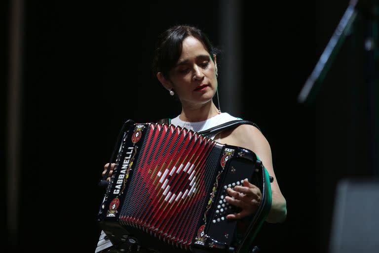 Julieta Venegas se presentó después de la chilena Javiera Mena y antes del cierre a cargo de Björk