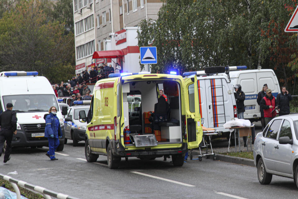 Policía y paramédicos trabajan en el lugar de un tiroteo en la escuela Número 88 en Izhevsk, Rusia, el lunes 26 de septiembre de 2022. (AP Foto)