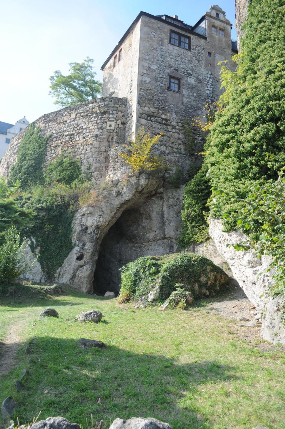 Die Ilsenhöhle liegt heute unter einer Burg. - Copyright: Tim Schüler / TLDA