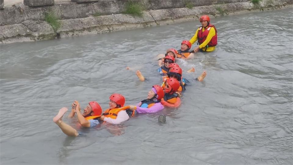 夏天限定！美濃區獅山大圳漂漂河　搭乘大輪胎消暑趣