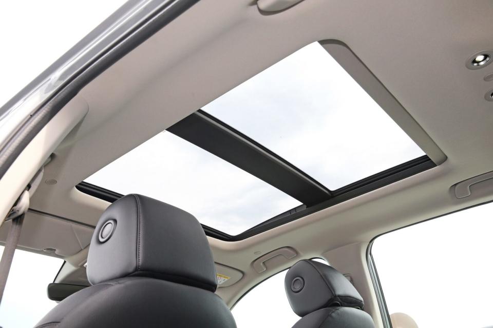 Prestige車型標配的全景式電動玻璃天窗，可為車室帶來明亮開闊感，是休旅車不可或缺的配備。