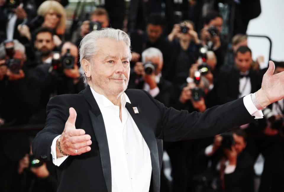 Alain Delon : deux piscines, un lac, une chapelle… découvrez son ...