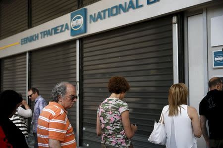 People line up at an ATM outside a National Bank branch in Athens, Greece June 29, 2015. REUTERS/Alkis Konstantinidis