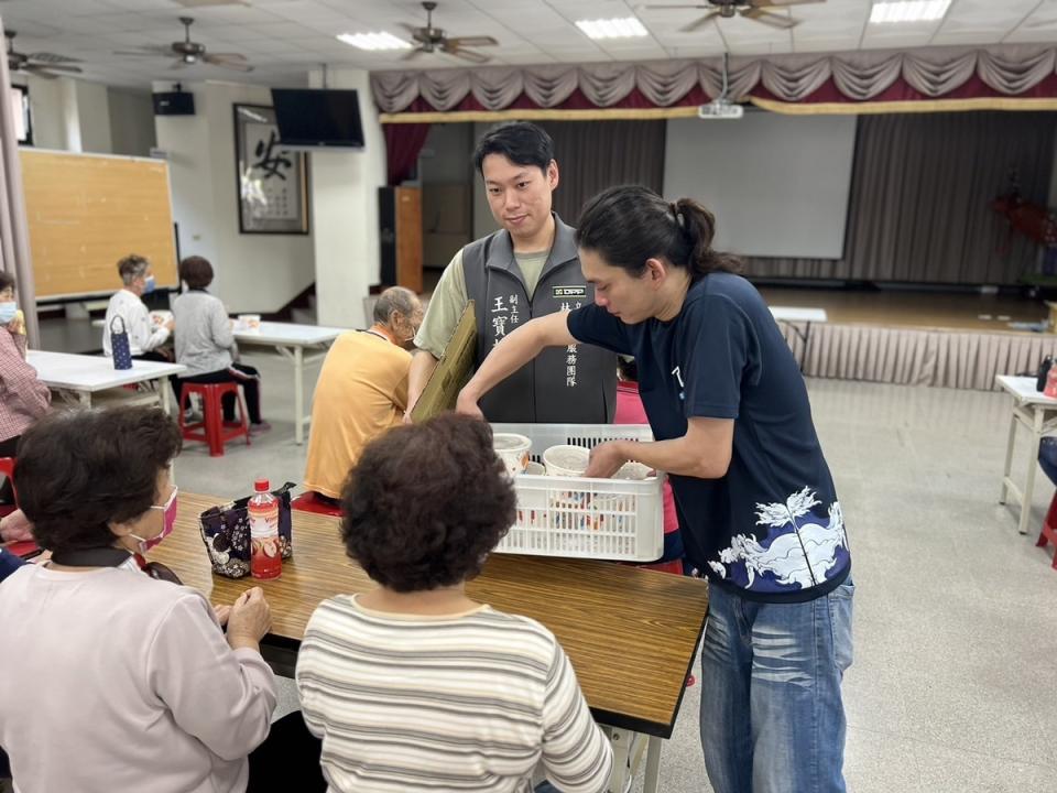 立委林俊憲結合民間力量，提供愛心餐食分享給社會弱勢團體。今日率先由吉鮮食堂─鮮來碗海鮮粥（鮮喆鮮食堂總店）捐贈近百碗海鮮粥給予安平區平安里弱勢里民，現場民眾除飽餐豐盛的熱食外，更感受到來自社會的濃厚愛心。   圖：林俊憲服務處提供