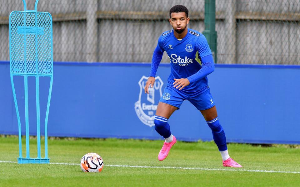 Mason Holgate cuando los jugadores del Everton regresan para entrenar en Finch Farm el 6 de julio de 2023 en Halewood, Inglaterra