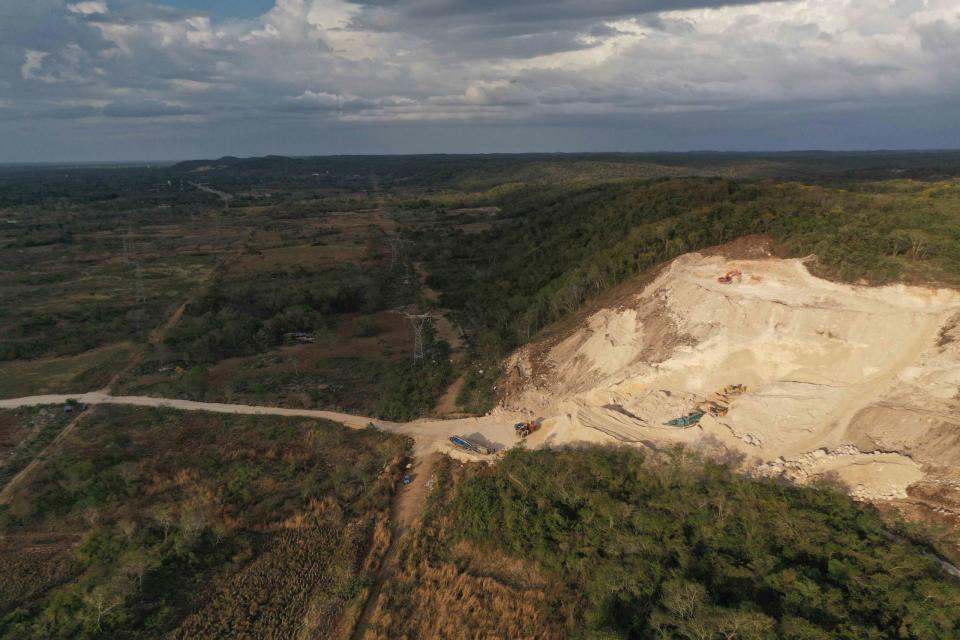 Desde la carretera federal Campeche-Mérida, a la altura del Poblado de Pomuch, Hecelchakán, Campeche, las maquinarias excavan en los cerros para sacar material que se usa en la construcción del Tren Maya. Foto: Robin Canul.