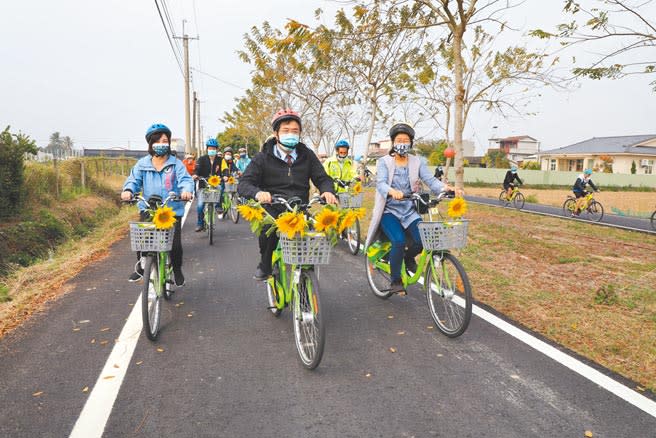 台南市東山區自行車道啟用，市長黃偉哲（中）與遊客試騎踩點，欣賞沿途田野風光。（劉秀芬攝）