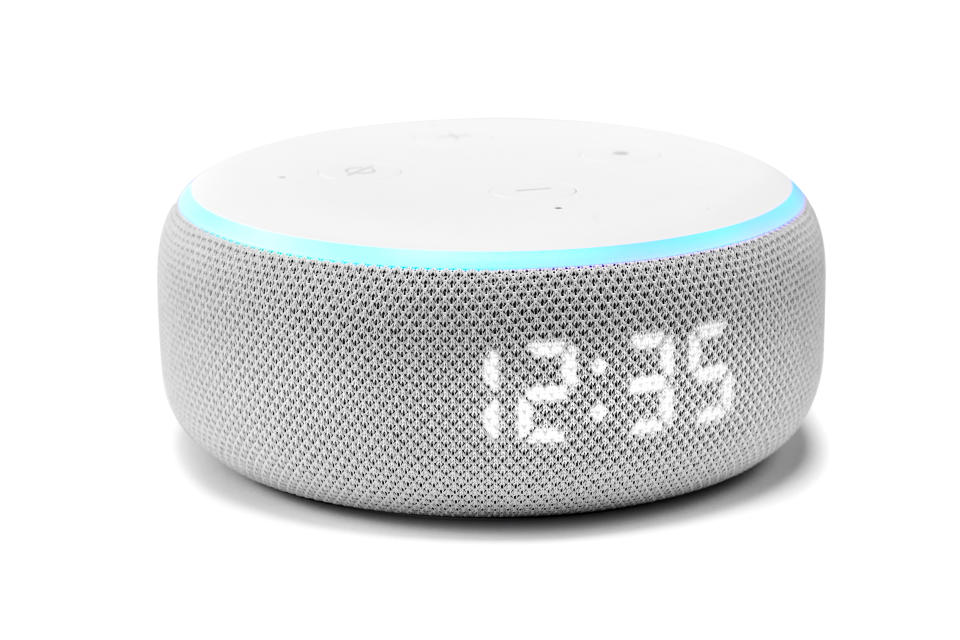 Den Echo Dot der 3. Generation gibt es in vier verschiedenen Farben. (Bild: Getty Images)