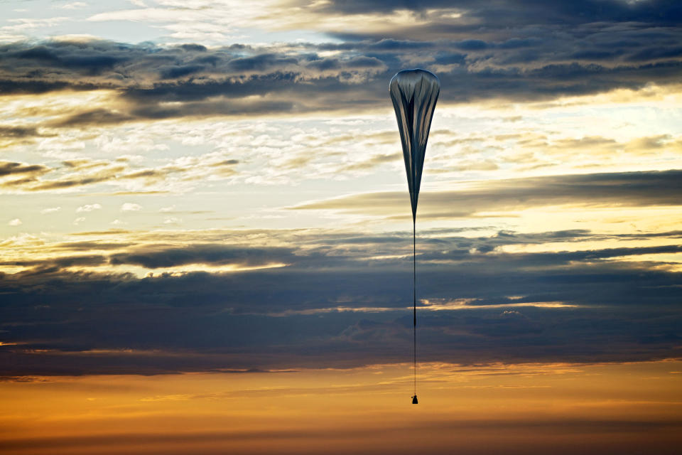 C'est parti ! Le ballon prend de l'altitude, transportant la capsule et son occupant à des milliers de mètres au-dessus du sol. AFP