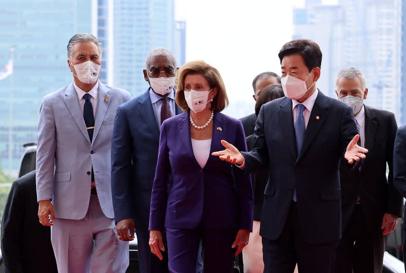 La presidenta de la Cámara de Representantes de Estados Unidos, Nancy Pelosi, es recibida por el presidente de la Asamblea Nacional de Corea del Sur, Kim Jin-pyo, antes de su reunión en la Asamblea Nacional en Seúl, Corea del Sur