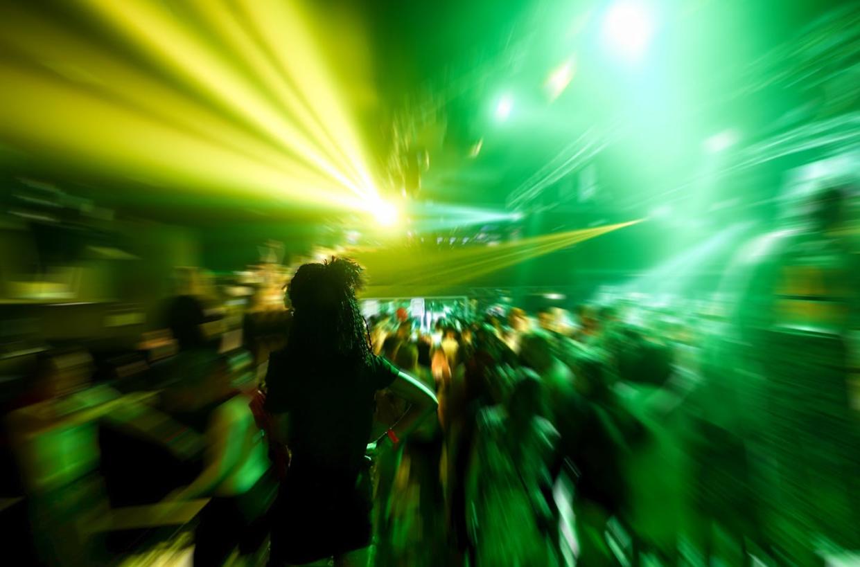 <a href="https://www.shutterstock.com/es/image-photo/young-people-dancing-night-disco-club-617993144" rel="nofollow noopener" target="_blank" data-ylk="slk:Tint Media / Shutterstock;elm:context_link;itc:0;sec:content-canvas" class="link ">Tint Media / Shutterstock</a>