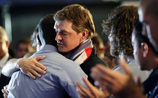 Tito Vilanova (d) abraza a Eric Abidal al término de una rueda de prensa este 30 de mayo de 2013 en Barcelona