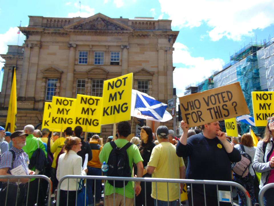 Anti-monarchy protesters in Edinburgh