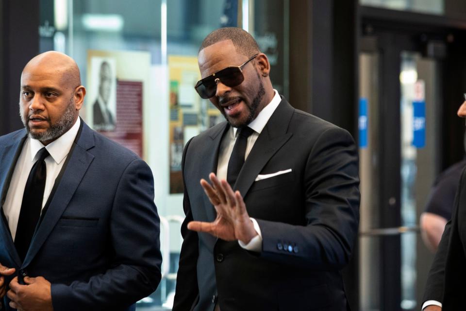 R. Kelly enters Chicago's Leighton Criminal Courthouse, Friday, March 22, 2019, for a hearing in his sex-abuse case.