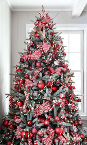 <p><a href="https://inspiredbycharm.com/cozy-lodge-christmas-tree/" data-component="link" data-source="inlineLink" data-type="externalLink" data-ordinal="1">Inspired By Charm</a></p>