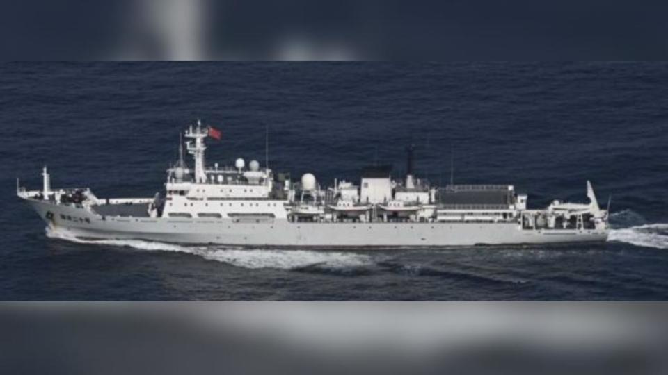 2月闖入日本領海的中國測量艦。（圖／翻攝自防衛省推特）