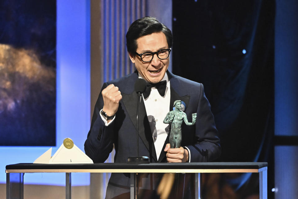 Ke Huy Quan accepting his SAG award