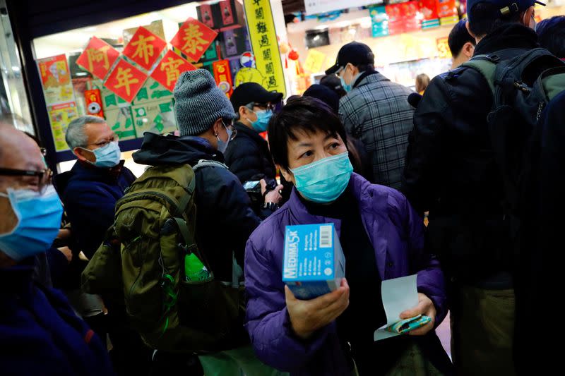 Los clientes hacen cola para comprar máscaras faciales para prevenir un nuevo brote de coronavirus en Hong Kong, China 29 de enero de 2020