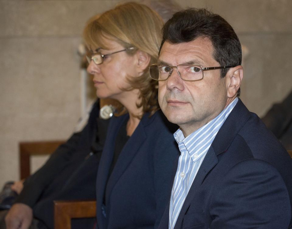 Russian defendant Alexander Romanov, right, on trial for money-laundering in Palma de Mallorca, Spain, in 2016. (Photo: Cati Cladera/EPA)