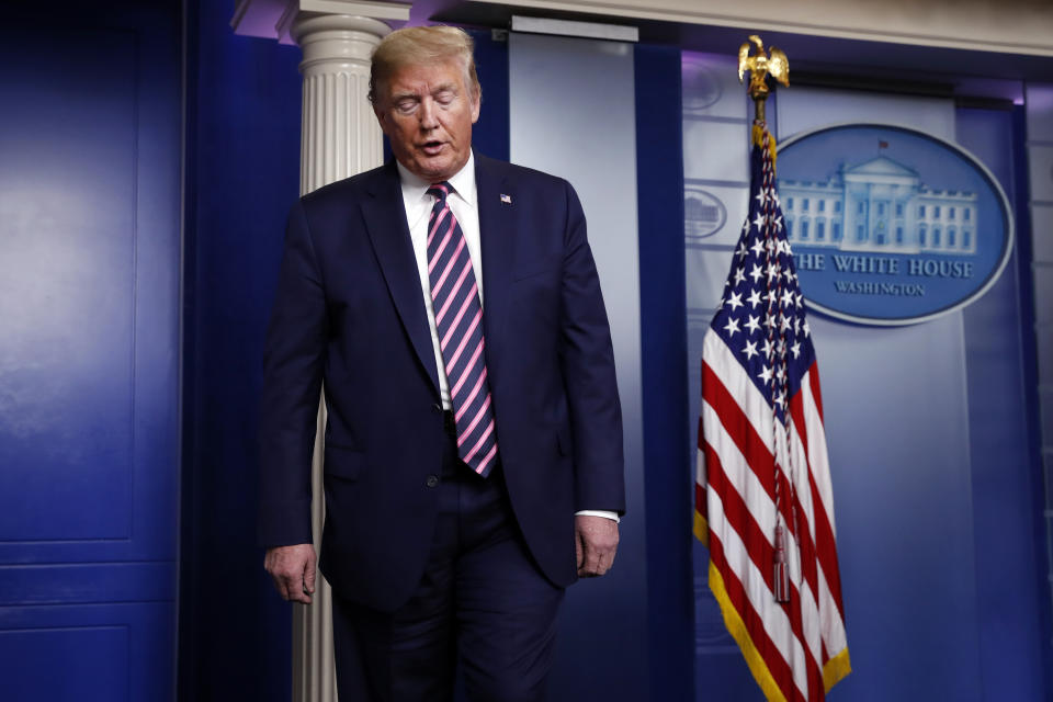 El presidente Donald Trump se retira al término de la conferencia diaria de prensa sobre el coronavirus en la sala James Brady de la Casa Blanca, en Washington, el viernes 24 de abril de 2020.  (AP Foto/Alex Brandon)