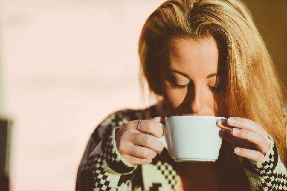 <p>Tampoco es adecuado beber café a primera hora de la mañana, ya que la cafeína frena la producción de cortisol, una hormona necesaria para equilibrar el estrés. Lo ideal es tomar una taza unas dos o tres horas después de levantarnos. (Foto: Pixabay / <a rel="nofollow noopener" href="http://pixabay.com/es/photos/mujer-bebida-café-persona-601568/" target="_blank" data-ylk="slk:stockpic;elm:context_link;itc:0;sec:content-canvas" class="link ">stockpic</a>). </p>