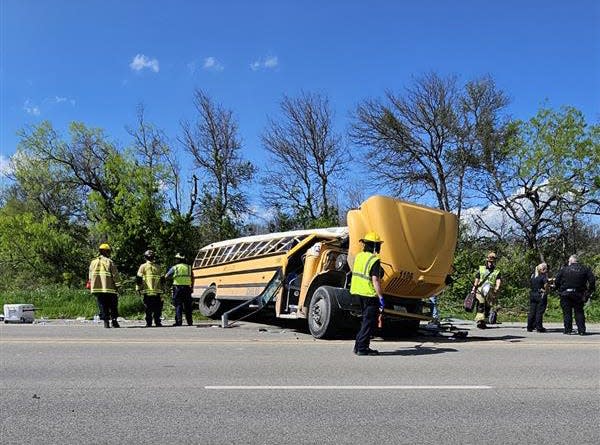 Este autobús escolar del distrito escolar de Hays estuvo involucrado en un accidente fatal en la autopista Texas 21 cerca de Caldwell Road el 22 de marzo.