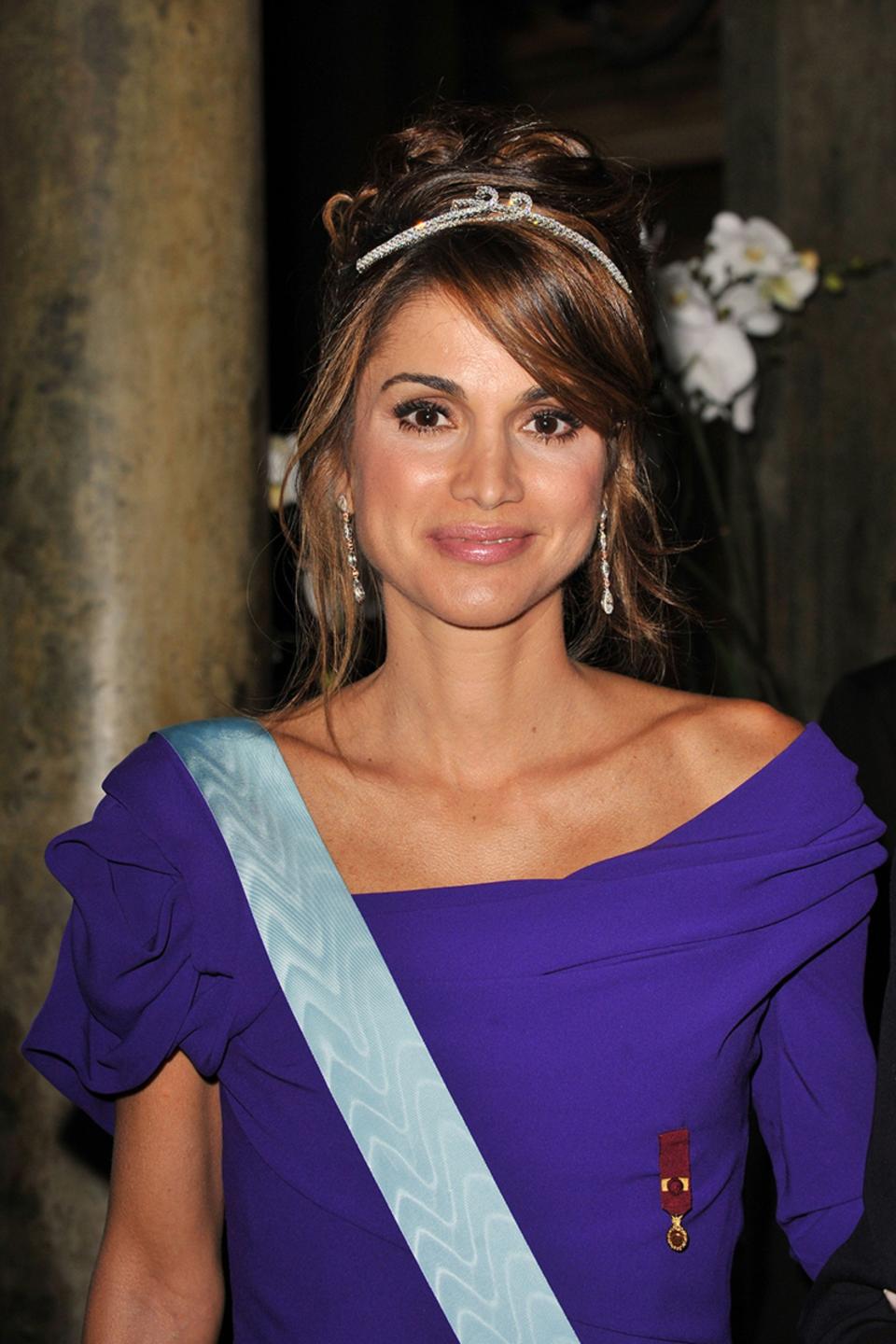 queen rania wearing The Boucheron Bracelet Tiara, STOCKHOLM, SWEDEN - JUNE 19: Queen Rania of Jordan attends the Wedding Banquet for Crown Princess Victoria of Sweden and her husband prince Daniel at the Royal Palace on June 19, 2010 in Stockholm, Sweden. (Photo by Pascal Le Segretain/Getty Images)