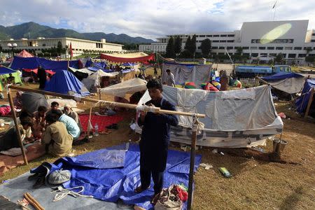 An anti-government protester pitches a makeshift tent at the premises of the parliament house during Revolution March in Islamabad September 3, 2014. REUTERS/Akhtar Soomro